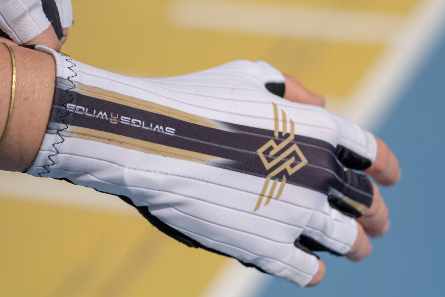 Swings - Swings Aero Gloves White - in action